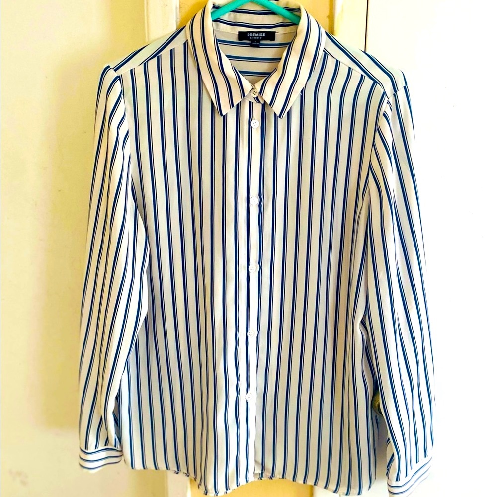 - NWOT Premise Studio Ladies Button Down sz Large